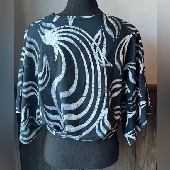 Black and White Women's Blouse adjustable waist island vibes - Picture 3 of 7